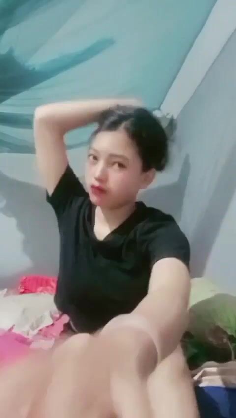 Gái xinh thủ dâm trước khi ngủ cho trai xem